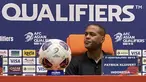 Pelatih Timnas Indonesia, Patrick Kluivert tak mampu menyembunyikan rasa kecewanya setelah Timnas Indonesia kalah 0-1 dari Irak dalam laga putaran keempat Kualifikasi Piala Dunia 2026, Minggu (12/10/2025) dini hari WIB. (Bola.com/Hery Kurniawan)
