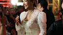 Salah satu elemen yang paling mencuri perhatian adalah tambahan cape berbahan organza di bagian belakang, menyerupai veil pengantin. Aksen ini membuat keseluruhan penampilan Fanny terlihat semakin megah dan berbeda dari kebaya pada umumnya. [@fannyghassani].