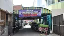 Sebuah sepanduk besar penolakan mensalatkan jenazah pembela penista agama terpampang di halaman Masjid Al-Jihad berada di Jalan BB 9A, Karet Setiabudi, Jakarta Selatan, Minggu (26/2). (Liputan6.com/Yoppy Renato)