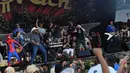 Aksi Spider Man di atas panggung bersama Cowboy Troy, DJ Sinister dan Kenny dan John Rich dari Big and Rich di atas panggung selama Thunder Country - Hari ke empat di Twin Lakes, Wisconsin (23/7). (Rick Diamond / Getty Images Country Thunder / AFP)