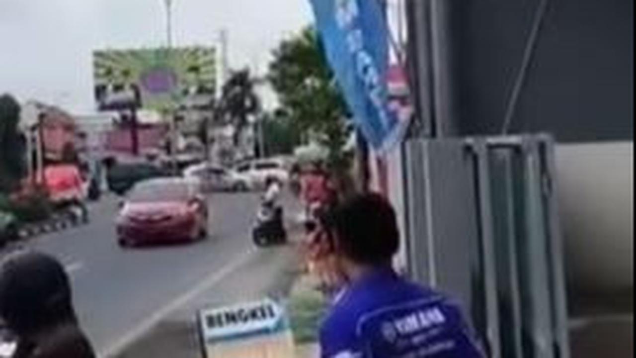 <b>Kejar-kejaran Polisi & Minibus</b>