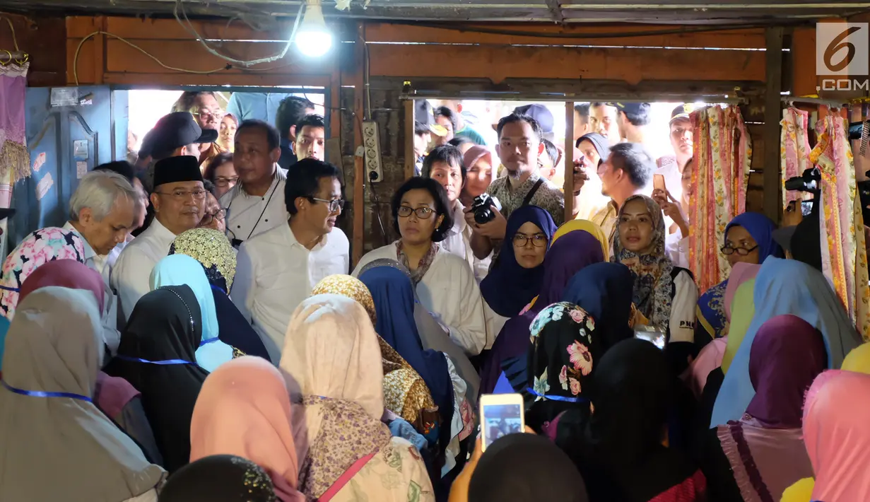 Menkeu Sri Mulyani menyapa nasabah pembiayaan Ultra Mikro (UMi) Pusat Investasi Pemerintah Kementerian Keuangan di Belawan, Medan, Sumatera Utara, Selasa (16/1/). Pegadaian ditunjuk sebagai penyalur pembiayaan. (Liputan6.com/Reza Efendi)