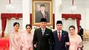 Ketiganya memilih tampil kompak mengenakan kebaya modern berwarna pink. Annisa Pohan tampil apik dengan kebaya soft pink rancangan Wiranti Kurnia.