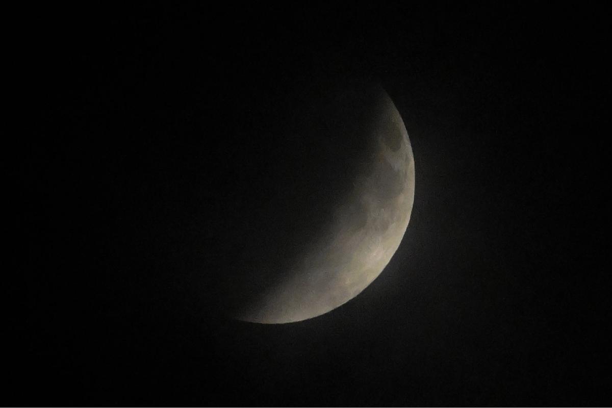 FOTO: Warga Aceh Sambut Gerhana Bulan Total dengan Shalat dan Observasi Langsung
