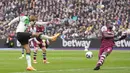 Striker Liverpool, Cody Gakpo melepaskan tendangan ke gawang West Ham United yang berujung gol bunuh diri kiper Alphonse Areola pada laga pekan ke-35 Premier League 2023/2024 di London Stadium, London, Sabtu (27/4/2024). (AP Photo/Kin Cheung)