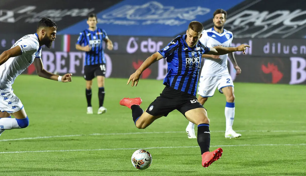 Pemain Atalanta, Mario Pasalic, mencetak gol ke gawang Brescia pada laga Serie A di Stadion Gewiss, Selasa (14/7/2020). Atalanta menang 6-2 atas Brescia. (Gianluca Checchi/LaPresse via AP)