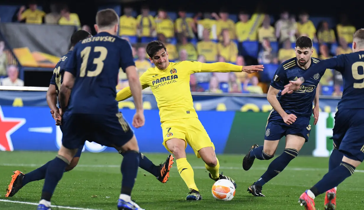 Striker Villarreal, Gerard Moreno (tengah) melepaskan tendangan di tengah para pemain Dinamo Zagreb yang berbuah gol dalam laga leg kedua perempatfinal Liga Europa 2020/2021 di La Ceramica Stadium, Villarreal, Kamis (15/4/2021). Villarreal menang 2-1 atas Dinamo Zagreb. (AFP/Jose Jordan)