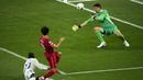Namun penampilan apik Thibaut Courtois di bawah mistar gawang benar-benar membuat Mohamed Salah dan kawan-kawan kesulitan menjebol gawang Real Madrid. (AP/Christophe Ena)