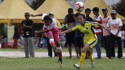 Pemain tim Persijap melepaskan tendangan ke gawang BMIFA saat bermain di lapangan VIJ, Petojo, Jakarta, Sabtu (16/2). Acara ini rangkaian dari Festival 125 Tahun MH Thamrin. (Bola.com/Yoppy Renato)