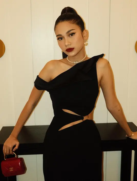Dress ini memiliki detail bahu yang asimetris dan cut out di bagian perut, memperlihatkan sedikit bagian kulit Azizah Salsha. [Foto: Instagram/azizahsalsha_]