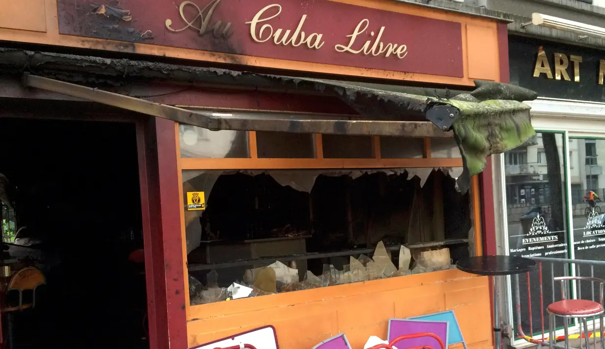 Kaca sebuah bar yang hancur akibat ledakan di Rouen, Prancis, (6/8). Sejumlah media lokal melaporkan, tengah digelar pesta ulang tahun di bar tersebut saat ledakan terjadi. Para korban dilaporkan berusia antara 18-25 tahun. (REUTERS/Clotaire Achi)