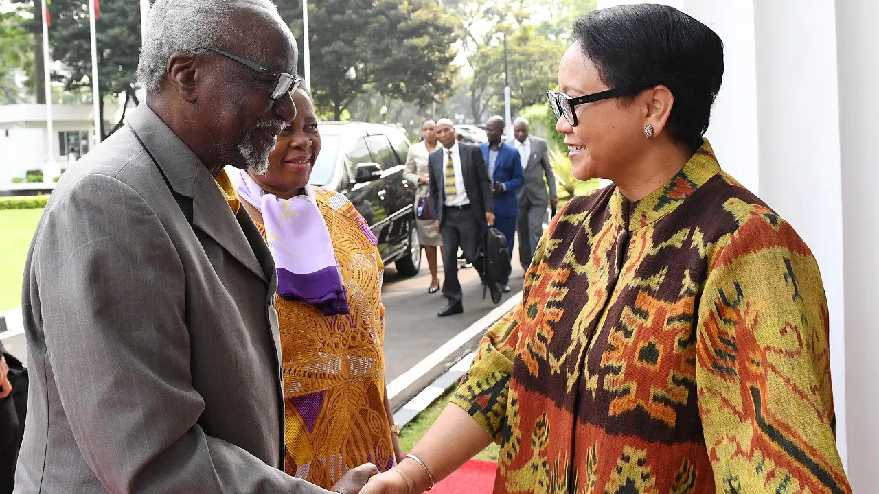 Menteri Luar Negeri Kedua Uganda Kirunda Kivejinja dan Menteri Luar Negeri RI Retno Marsudi melaksanakan pertemuan bilateral di Jakarta (24/7/2018) (sumber: Kementerian Luar Negeri RI)