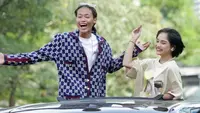 Potret Bonge dan Jeje, sapa penggemar dan pejalan kaki di kawasan Stasiun MRT Dukuh Atas. (Hak Cipta: Kapanlagi/Bambang E Ros/frs)