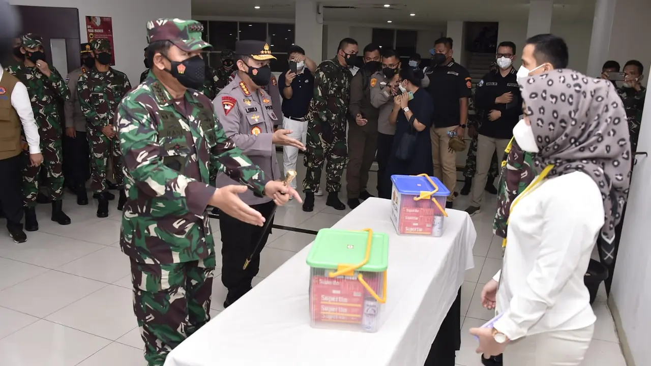 Panglima TNI Marsekal Hadi Tjahjanto tengah meninjau Wisma Atlet Kemayoran Jakarta Pusat bersama Kapolri Jenderal Polisi Listyo Sigit Prabowo
