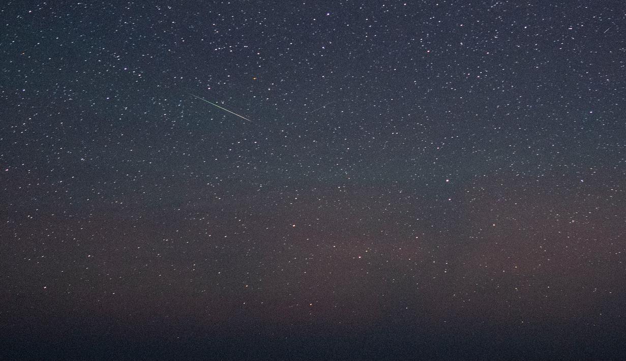 Pada tanggal 13 Agustus 2023, klimaks hujan meteor Perseid diprediksi terjadi di rasi bintang Perseus. (AP Photo/Petros Giannakouris)