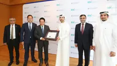 (ki-ka) Ketua Dewan Komisioner OJK Wimboh Santoso, Wakil Menteri 2 BUMN Kartika Wirjoatmodjo, Dirut BSI Hery Gunardi, CEO DIFC Arif Amiri, Chief Business Development Officer DIFC Salmaan Jaffery saat penyerahan letter of incorporation operasional BSI di Dubai, Kamis (4/11/2021).(Liputan6.com/HO/BSI)