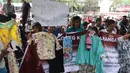 Pedagang kaki lima (PKL) menggelar unjuk rasa di depan kantor Ombudsman, Jakarta, Selasa (3/4). Para pendemo yang mengaku PKL Tanah Abang tersebut meletakkan baju, daster, dan celana di pintu gerbang Ombudsman. (Liputan6.com/Arya Manggala)
