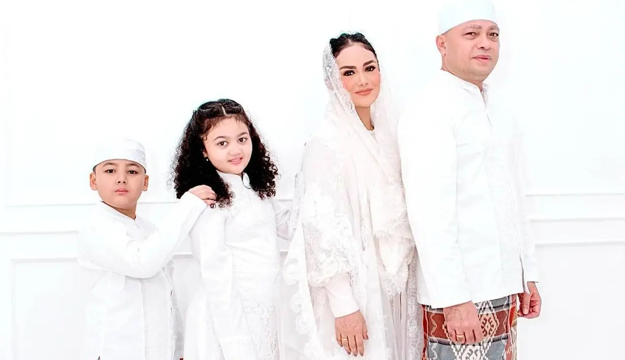 "Pasti yang namanya rumah tangga, saya pernah bilang menikah itu kayak roller coaster ada mendaki ada turun. Tapi semuanya bila kita sabar ikhlas rumah tangga ini untuk dipersatukan Insya Allah sesuai dengan komitmen kita bersama," jelasnya. (Instagram/raullemos06)