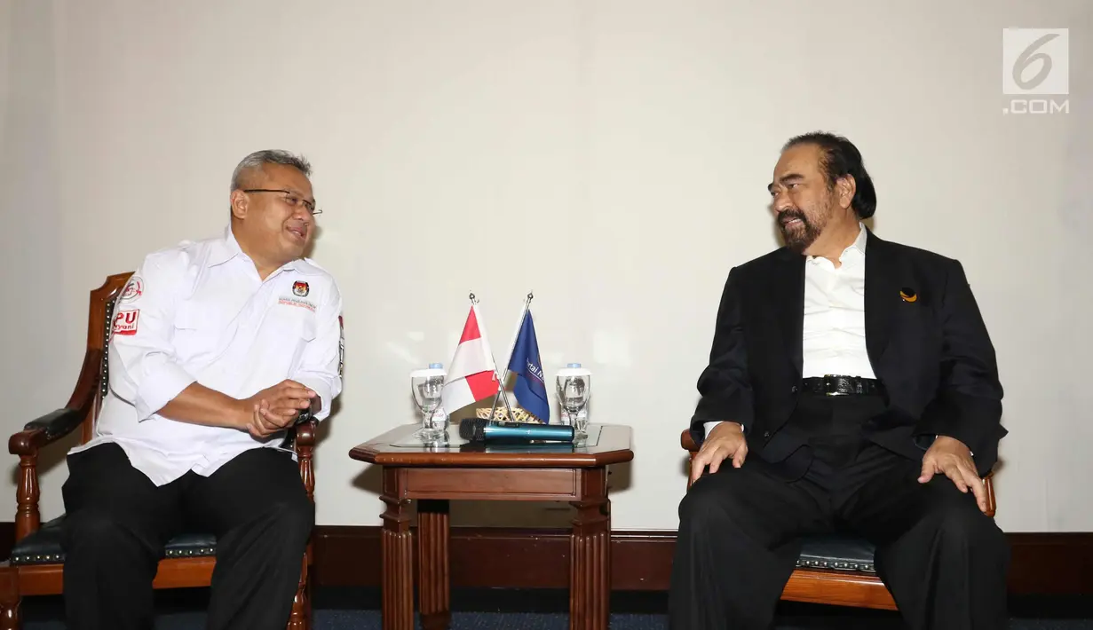 Ketua Umum Partai Nasdem Surya Paloh berbincang dengan Ketua KPU Arief Budiman saat Verifikasi faktual peserta pemilu di Kantor DPP Partai Nasdem, Jakarta, Minggu (28/1). (Liputan6.com/Angga Yunar)