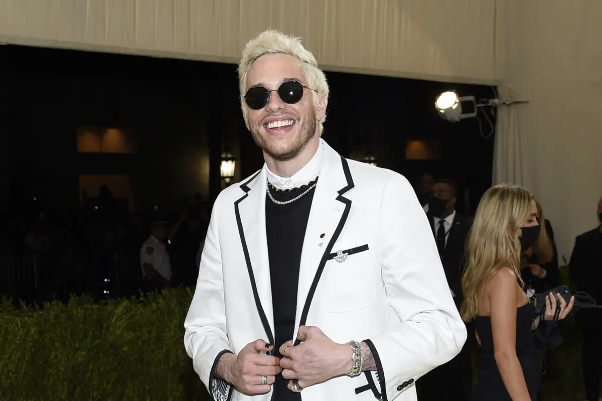 Pete Davidson dalam Met Gala 2021. (Evan Agostini/Invision/AP, File)