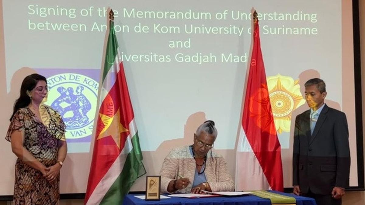 50 Tahun Hubungan Indonesia-Suriname Diwarnai Penandatanganan MoU UGM-AdeKUS