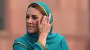 Duchess of Cambridge, Kate Middleton mengunjungi Masjid Bahashi yang bersejarah di Lahore, Pakistan, Kamis (17/10/2019). Kate memadukan pakaian tersebut dengan kain penutup kepala warna turquoise dari desainer Maheen Khan. (Photo by AAMIR QURESHI / AFP)