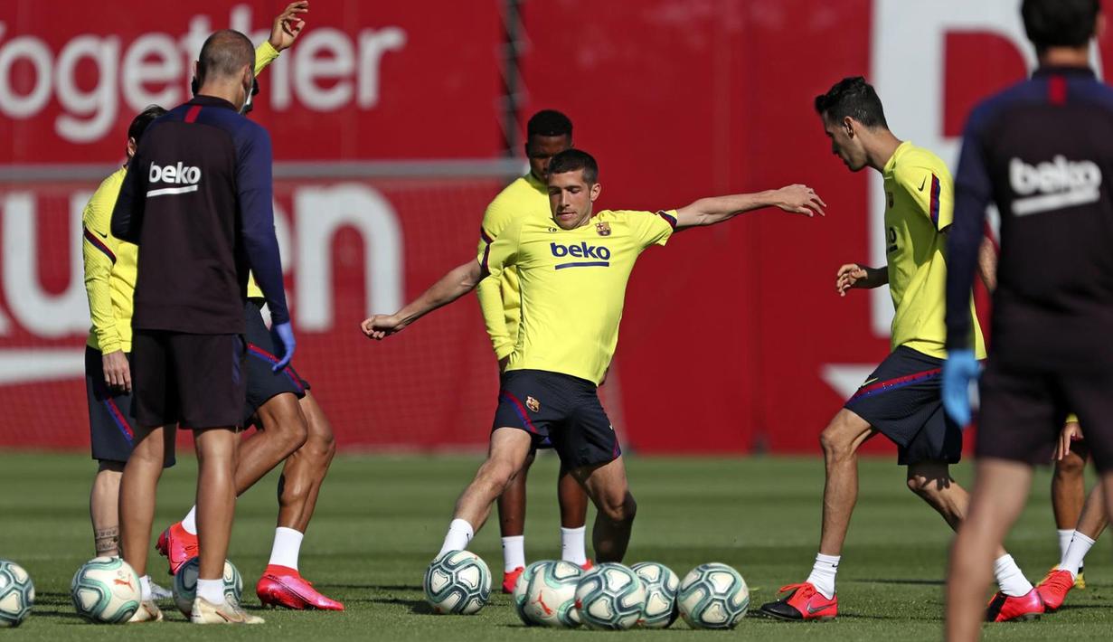 Pemain Barcelona FC, Sergi Roberto, saat mengikuti sesi latihan di Ciutat Esportiva Joan Gamper, Sant Joan Despi, Senin (18/5/2020). Barcelona terus matangkan latihan jelang kembali bergulirnya kompetisi La Liga.(AFP/Handout/FC Barcelona/Miguel Ruiz)