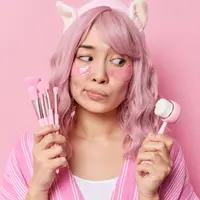 Douyin makeup menitikberatkan pada kesan kulit yang halus tanpa cela, mata yang tampak besar dan berkilau, pipi merona segar, serta bibir yang tampak penuh dan juicy.  (foto/dok: freepik/wayhomestudio)