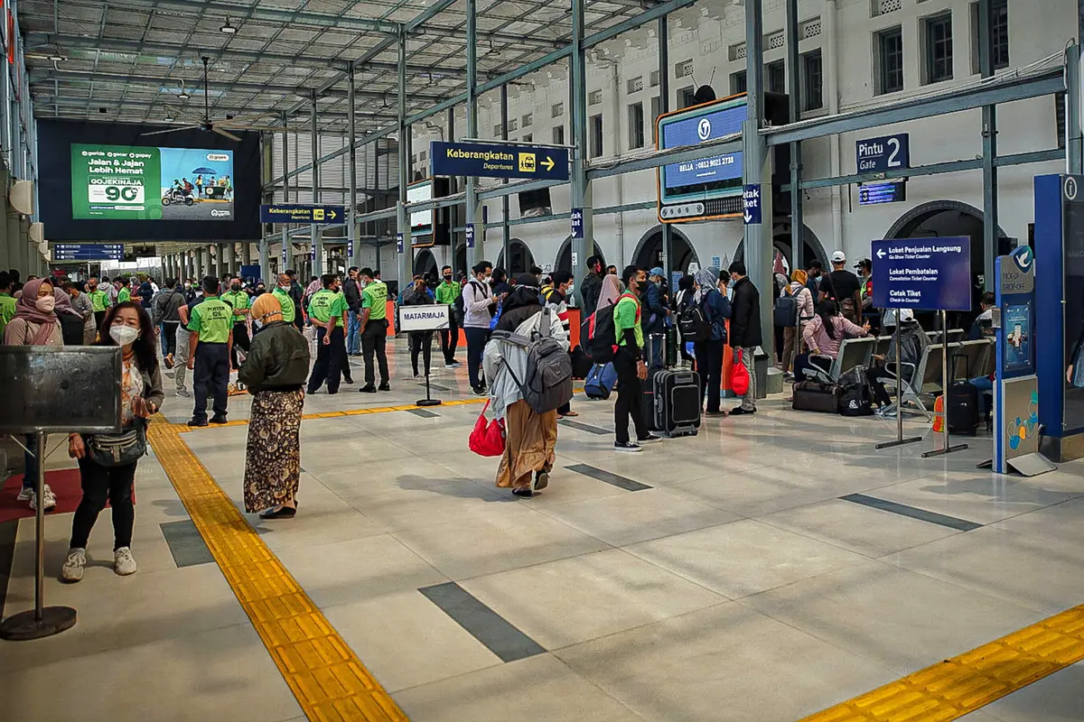 FOTO: H-1 Natal 2021, Calon Penumpang Padati Stasiun Pasar Senen