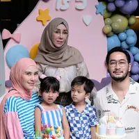 Lihat di sini tampilan kompak keluarga Syahnaz Sadiqah di ulang tahun anak kembar-nya. [@syahnazs].