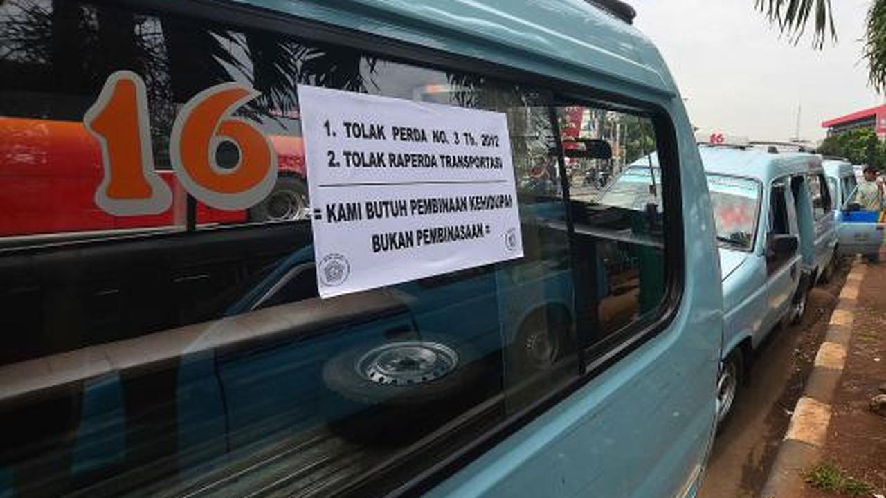 Di tengah aksi mogok, sopir angkot tertidur pulas