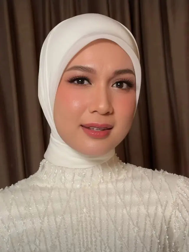 Dea Annisa Menikah, Tampil Bak Fairytale Bride dalam Gaun Modest Putih