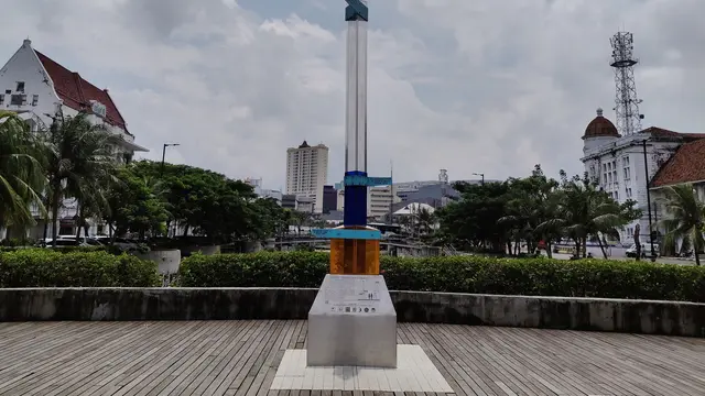 Tugu Penurunan Muka Tanah di sisi Jembatan Kali Besar, Kelurahan Pinangsia, Kecamatan Taman Sari, Jakarta Barat. (Liputan6/Rio Ferdinand)