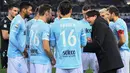 Pelatih Lazio, Simone Inzaghi memberikan arahan kepada timnya saat melawan Hellas Verona pada lanjutan Serie A di di Olympic stadium, Roma, (19/2/2018). Lazio menang 2-0. (Alessandro Di Meo/ANSA via AP)