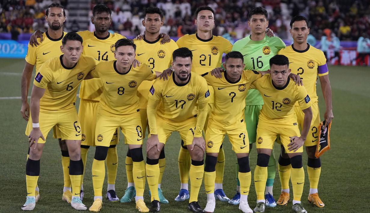 <p>Para pemain starting XI Timnas Malaysia berfoto sebelum dimulainya laga kedua Grup E Piala Asia 2023 menghadapi Bahrain di Jassim bin Hamad Stadium, Al Rayyan, Qatar, Sabtu (20/1/2024) sore waktu setempat. (AP Photo/Thanassis Stavrakis)</p>