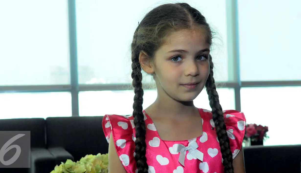 Mengenakan baju berwarna pink dengan motif hati membuat Isabella sang pemeran Elif terlihat semakin imut dan cantik, Jakarta, Senin (24/8/2015). Isabella bersama pemeran serial elif lainnya ikut memeriahkan HUT SCTV ke-25. (Liputan6.com/Faisal R Syam)