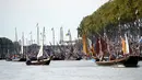 Sejumlah perahu berlayar di sungai Loire meriahkan Festival Loire di Orleans, Prancis (24/9). Dalam festival ini puluhan hingga ratusan perahu berkumpul di sungai Loire untuk memeriahkan acara. (AFP Photo/Guillaume Souvant)