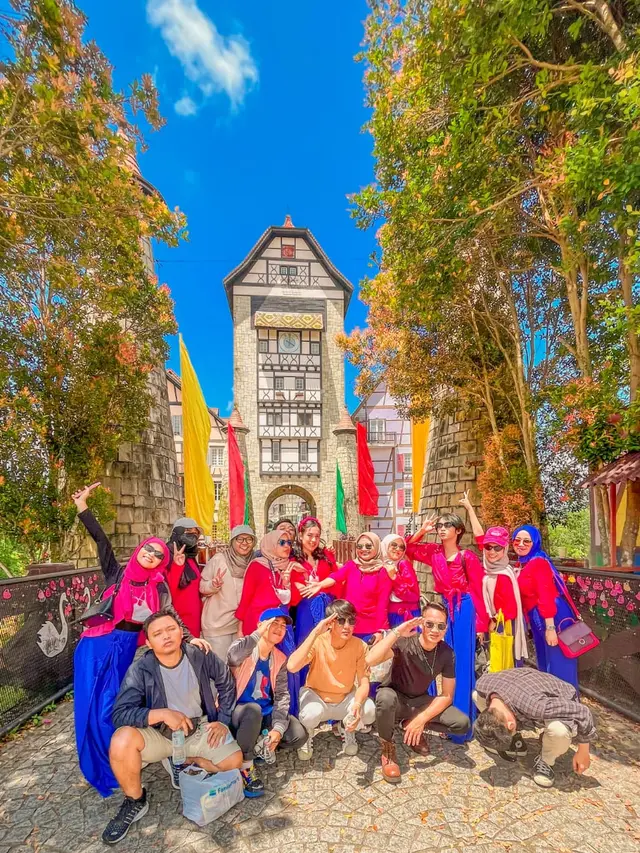 Selebgram Tasya Revina ajak karyawan dan pegawai jalan-jalan ke Malaysia (https://www.instagram.com/p/ChjzpQdp6EF/)