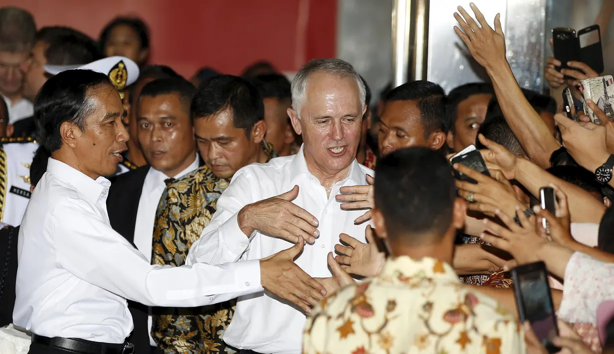 Presiden Indonesia Joko Widodo (kiri) dan Perdana Menteri Australia Malcolm Turnbull (tengah) berjabat tangan dengan pedagang saat blusukan di Blok A Pasar Tanah Abang, Jakarta, Kamis (12/11). (REUTERS/Darren Whiteside)