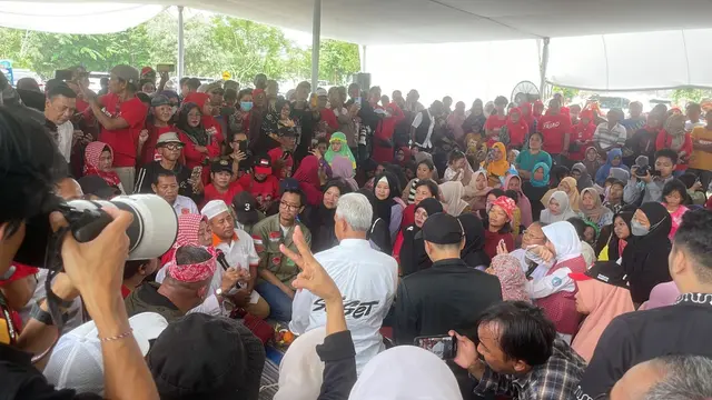 Ganjar Pranowo berkunjung ke Markas Waste4Change, tempat pengelolaan sampah di Alun-alun Utara Bumipala Vida, Bekasi, Jawa Barat, Senin (5/2/2024).