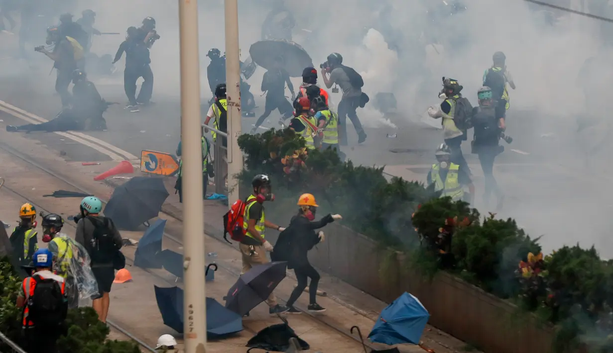 Polisi menembakkan gas air mata untuk membubarkan demonstran di Hong Kong, Minggu (29/9/2019). Selain menggunakan gas air mata, polisi juga menembakkan peluru karet dan meriam air selama beberapa jam di sejumlah lokasi. (AP Photo/Gemunu Amarasinghe)