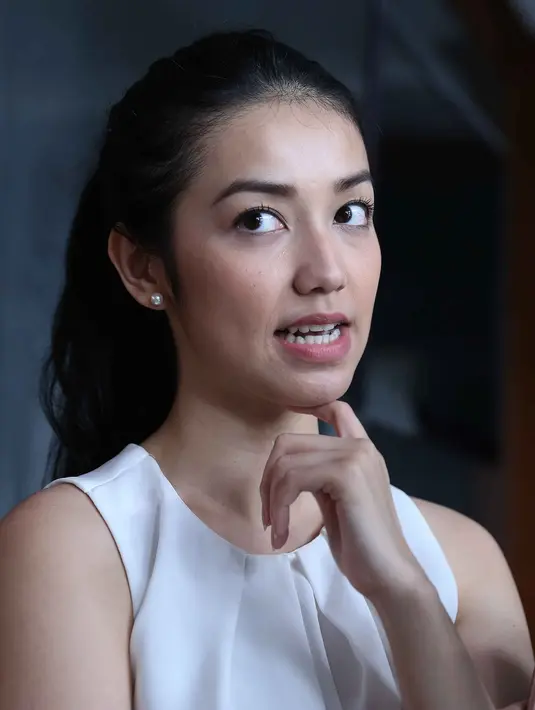 Sebenarnya Velove ingin membawa sang ayah memeriksa kesehatannya ke rumah sakit. Hanya saja dia takut langkahnya itu dinilai menyalahi aturan. (Nurwahyunan/Bintang.com)