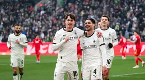 Bek Timnas Indonesia, Kevin Diks, berhasil menyumbangkan satu gol saat Borussia Monchengladbach meraih kemenangan 4-0 atas Augsburg pada laga pekan ke-16 Bundesliga di BORUSSIA-PARK, Minggu (11/1/2026) malam WIB. (Marius Becker/dpa via AP)