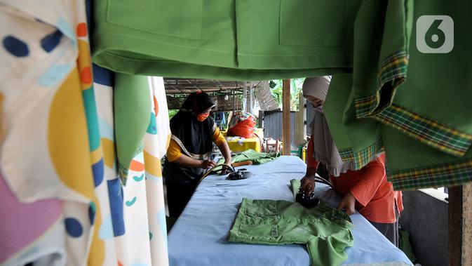 Aktivitas sebuah usaha konveksi milik Enca saat menyelesaikan produksi baju di Desa Curug, Bogor, Jawa Barat, Kamis (4/3/2021). Di tengah pandemi covid-19 yang menyebabkan bisnis konveksi menurun, UMKM konveksi di desa ini mampu bertahan dan mengembangkan produksinya. (merdeka.com/Arie Basuki)