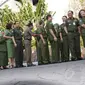Para PNS terlihat mengantre hingga ke depan pendopo Balai Kota untuk bersalaman dengan kedua pemimpin Ibukota tersebut, Jakarta, Senin (4/8/14). (Liputan6.com/Herman Zakharia) 