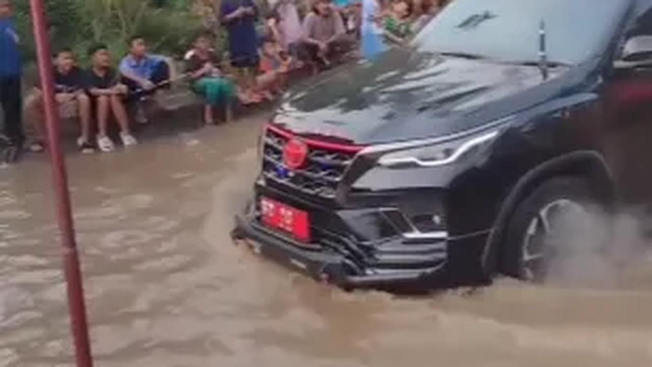 Viral Warga Protes Mancing di Jalan Rusak, Pejabat Lewat Naik Mobil Mewah Malah Ngeloyor