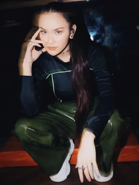 <p>Mahalini manggung dengan gaya anak muda. Tampil mengenakan atasan lengan panjang berwarna hitam, dipadu dengan celana latex hijau tua, Mahalini terlihat cantik dan kasual dengan padu padan sneakers putihnya. Foto: Instagram.</p>