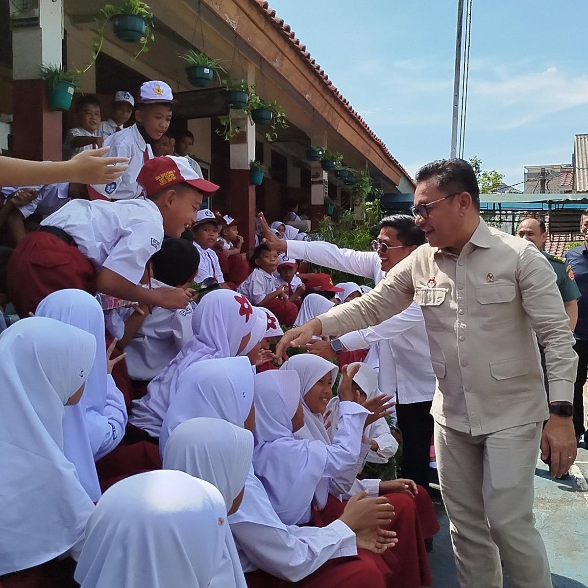 Siswa senang makan bergizi gratis di depok