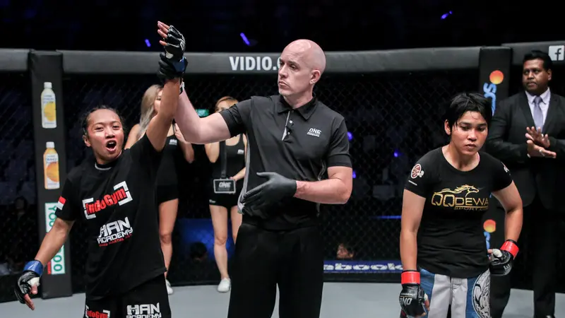 Dwi Ani Retno Wulan (kiri) saat tampil ONE: WARRIOR’S DREAM. (ONE Championship)