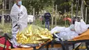Seorang pasien yang bernapas melalui masker oksigen dievakuasi setelah kebakaran di bagian ICU COVID-19 Rumah Sakit untuk Penyakit Menular di pelabuhan Laut Hitam Constanta, Rumania (1/10/2021). Semua pasien telah dievakuasi setelah kebakaran tersebut. (AP Photo/Costin Dinca)